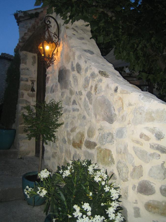 Bed and Breakfast Les Vieux Murs Montfort  Экстерьер фото